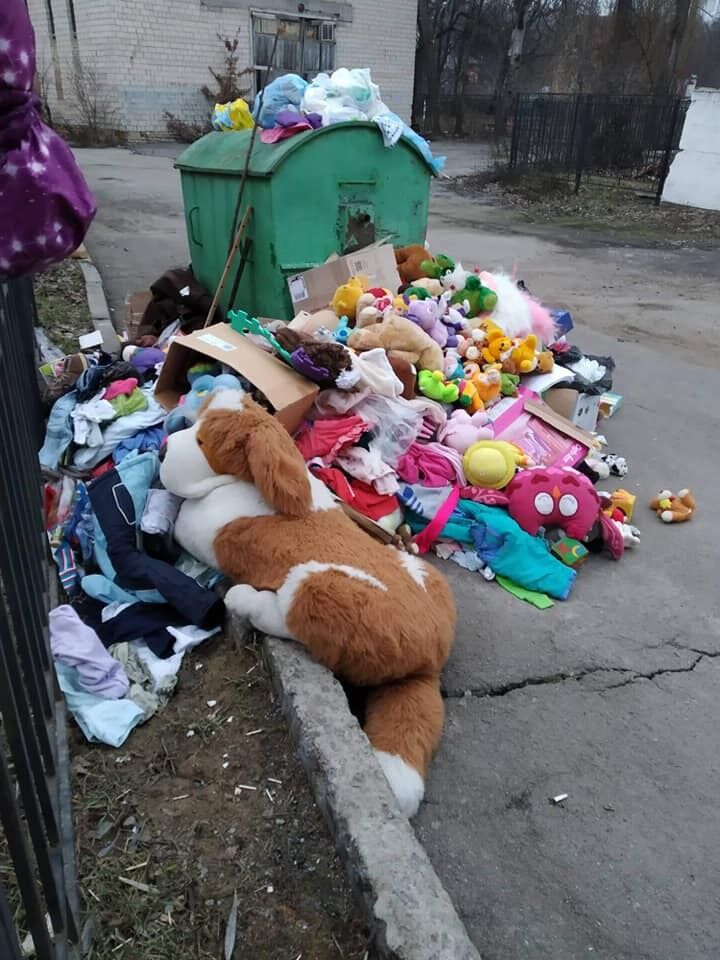 Детдом "Малятко" в Виннице выбросил гору детских игрушек