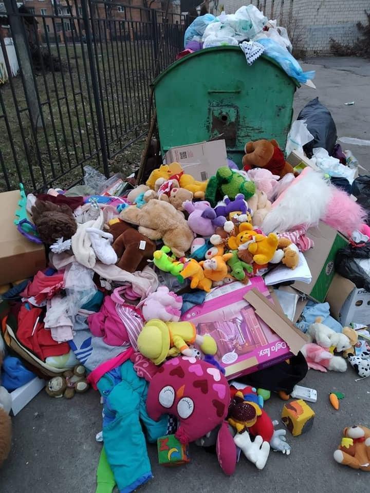 Детдом "Малятко" в Виннице выбросил гору детских игрушек