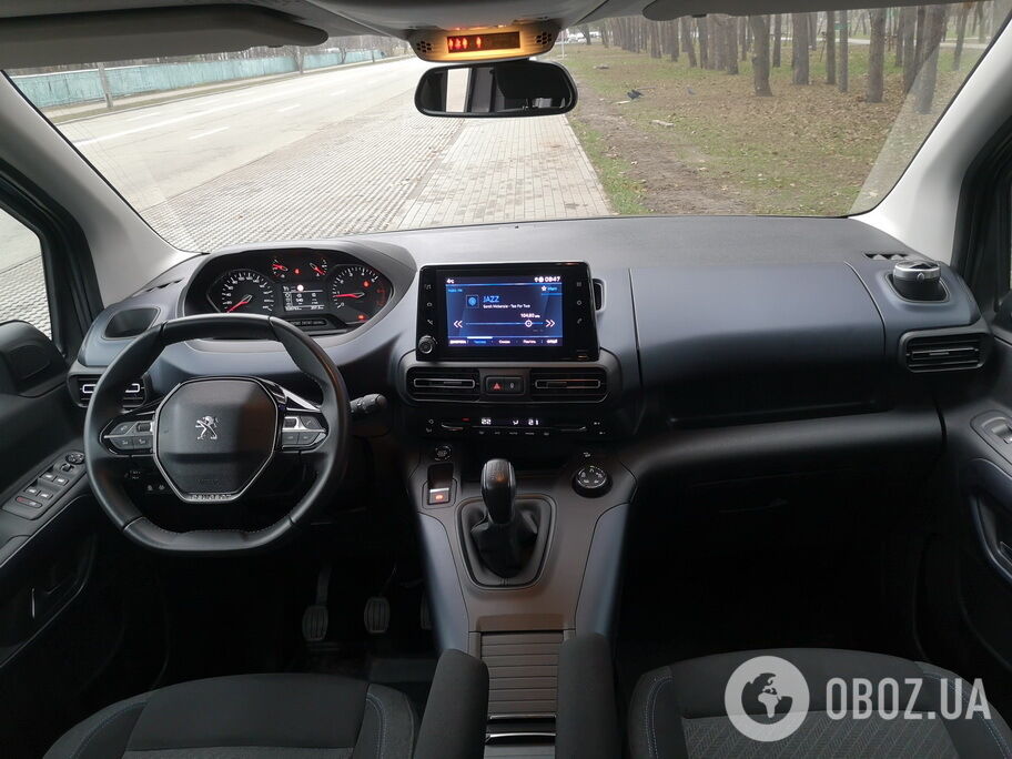 Панель приборов i-Cockpit и спортивный руль – фирменная "фишка" Peugeot