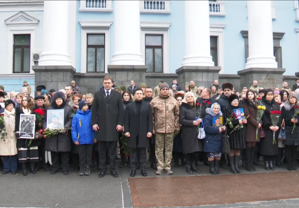 Зеленский, Загороднюк и Хомчак возложили цветы к мемориалу