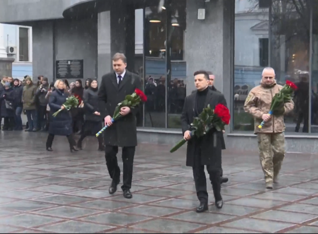 Зеленский, Загороднюк и Хомчак возложили цветы к мемориалу