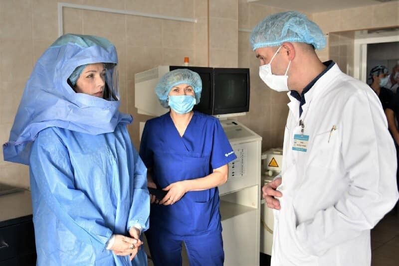 Зоряна Скалецька одяглася в захисний костюм в лікарні на Рівненщині