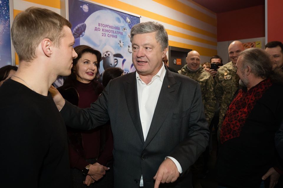 Петро Порошенко  подивився стрічку "Пекельна хоругва"