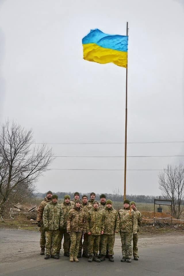 Воїни підняли в Авдіївці величезний прапор України в День Соборності