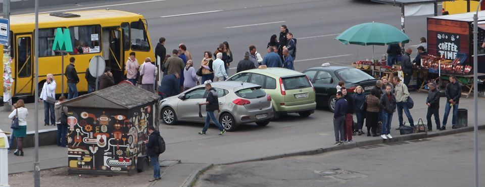 Парковка такси около метро