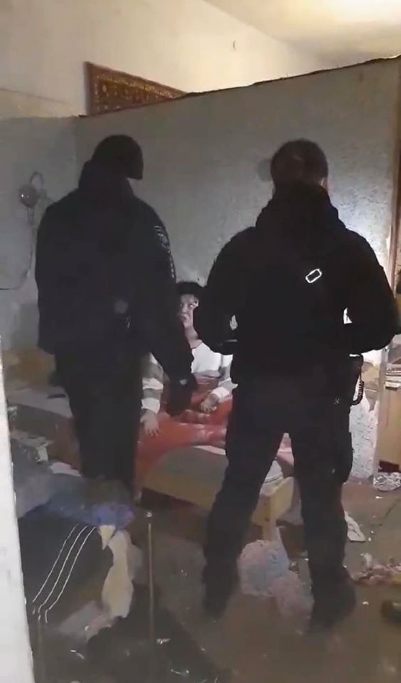Спецназ посреди ночи спас детей от неадекватных родителей в Одессе