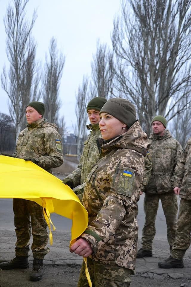Воины подняли в Авдеевке огромный флаг Украины в День Соборности
