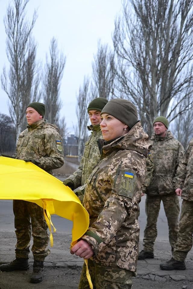 Воїни підняли в Авдіївці величезний прапор України в День Соборності