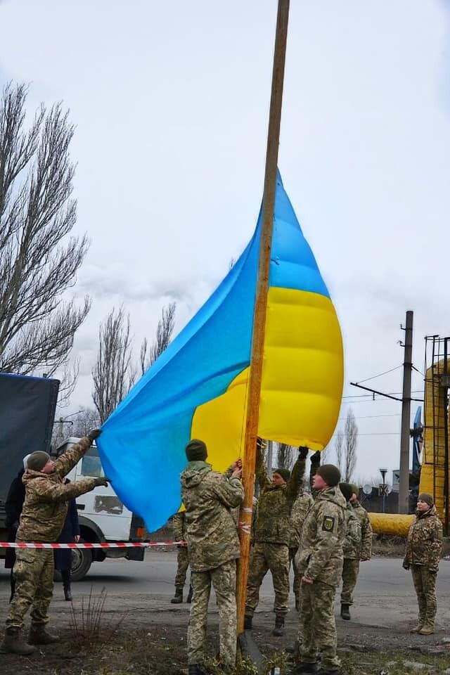 Воїни підняли в Авдіївці величезний прапор України в День Соборності