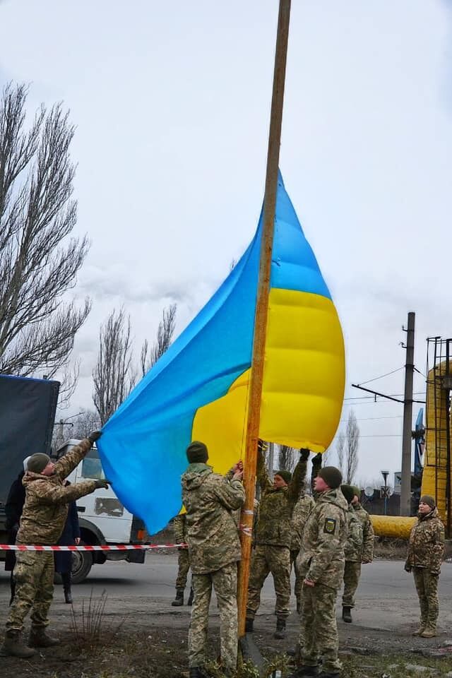 Воины подняли в Авдеевке огромный флаг Украины в День Соборности