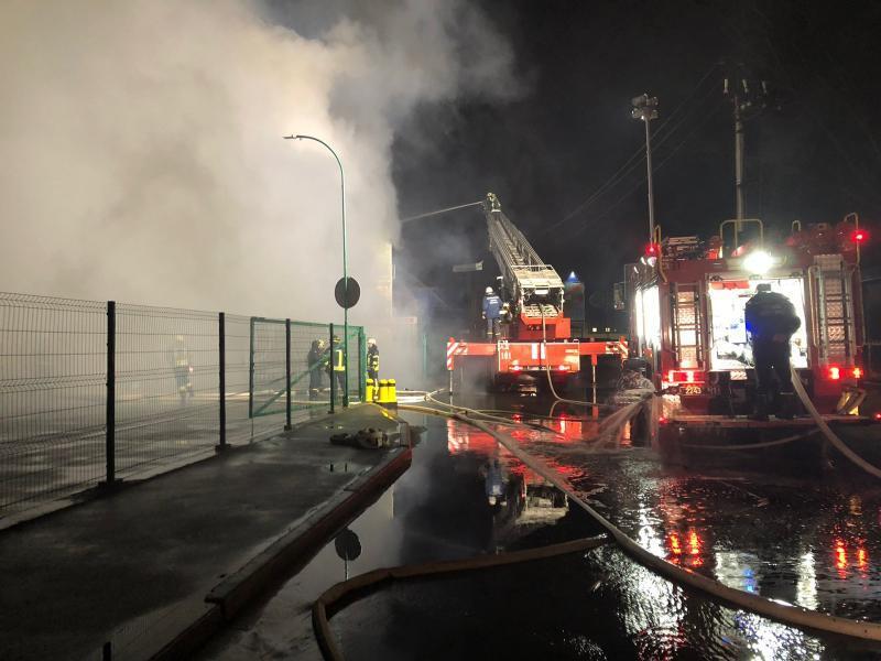 В Киеве произошел пожар в ТЦ "Мебельный городок"