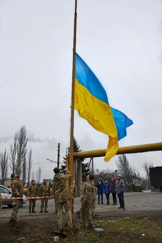 Воїни підняли в Авдіївці величезний прапор України в День Соборності