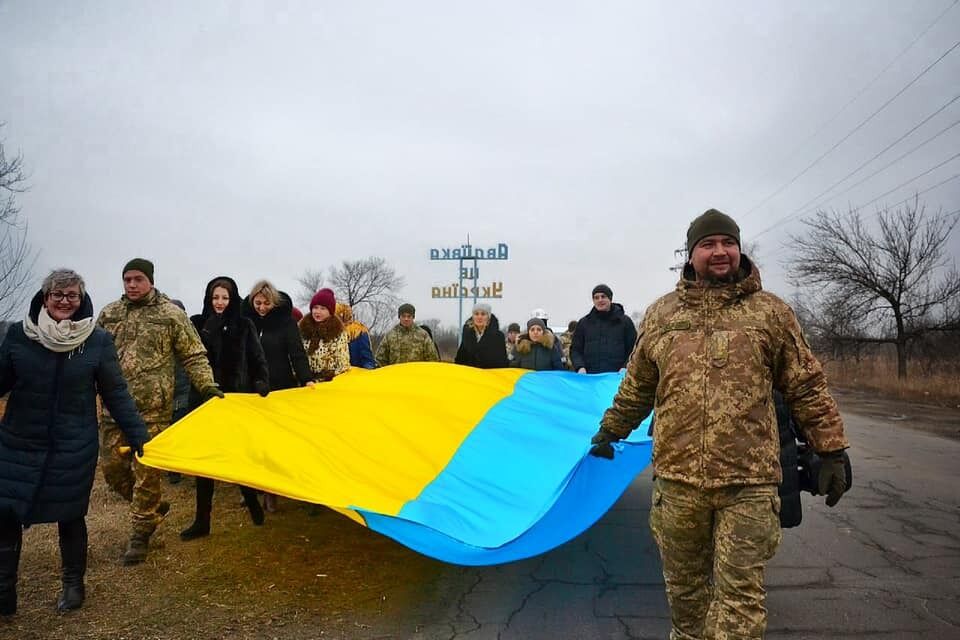 Воїни підняли в Авдіївці величезний прапор України в День Соборності