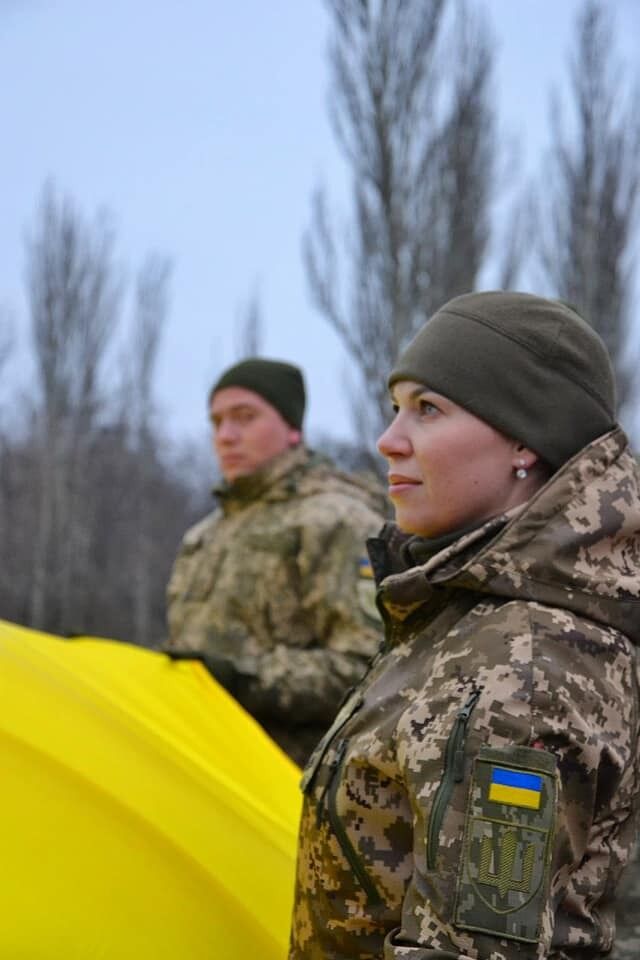 Воїни підняли в Авдіївці величезний прапор України в День Соборності