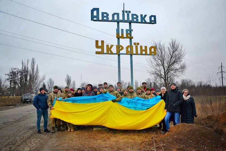 Воїни підняли в Авдіївці величезний прапор України в День Соборності