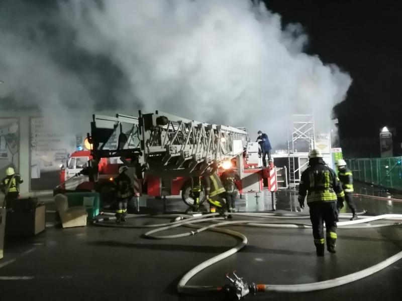 У Києві сталася пожежа в ТЦ "Меблеве містечко"