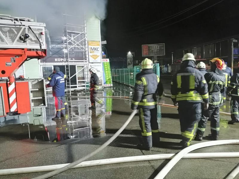 В Киеве произошел пожар в ТЦ "Мебельный городок"
