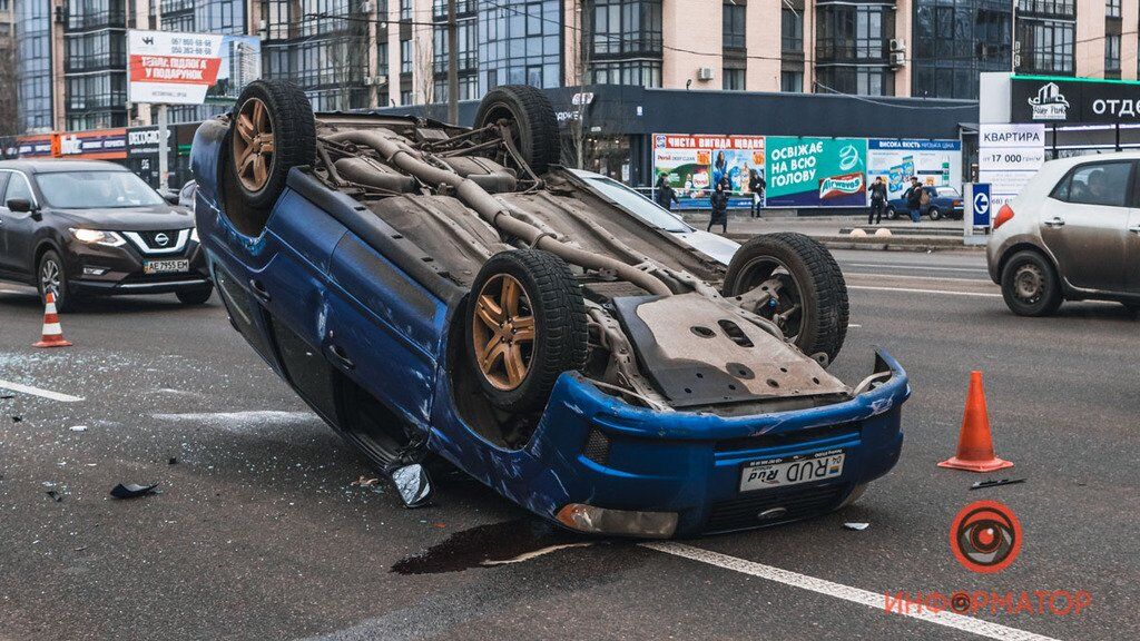 У Дніпрі трапилася серйозна ДТП з переворотом