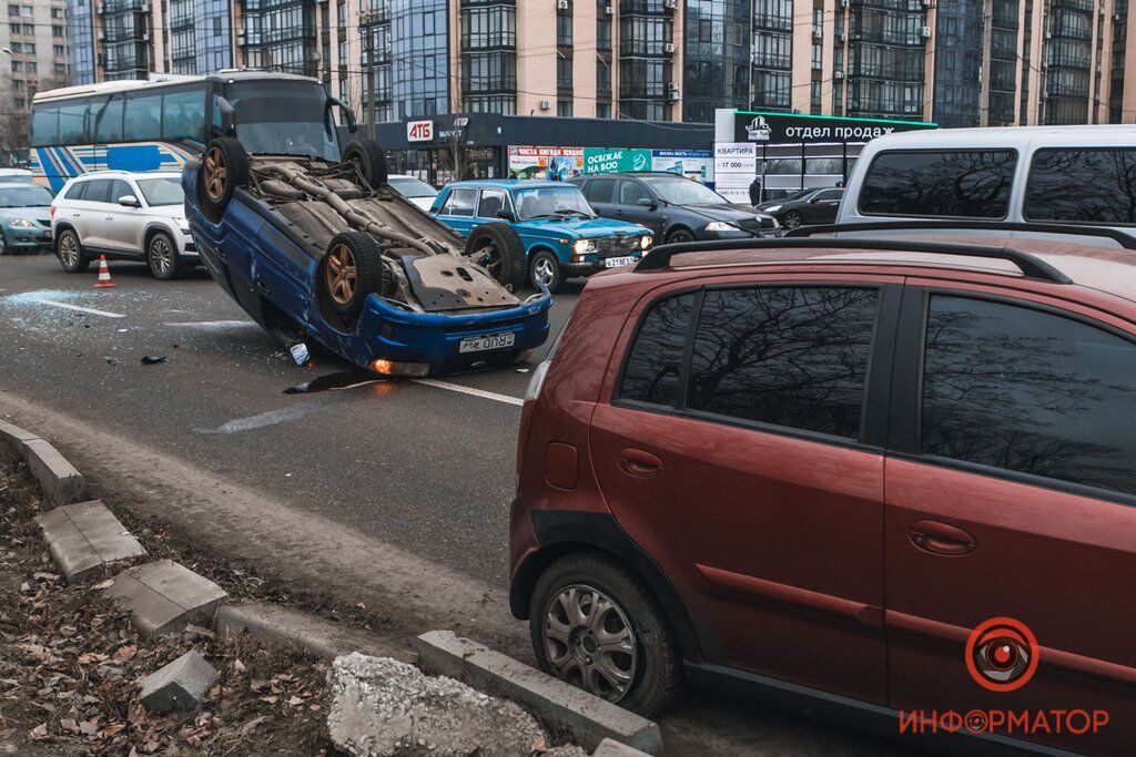 В Днепре произошло серьезное ДТП с переворотом