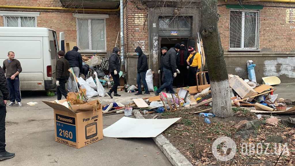 Неизвестные выносят из помещений вещи жильцов