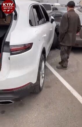 У Києві дівчина на Porsche розбила шість авто