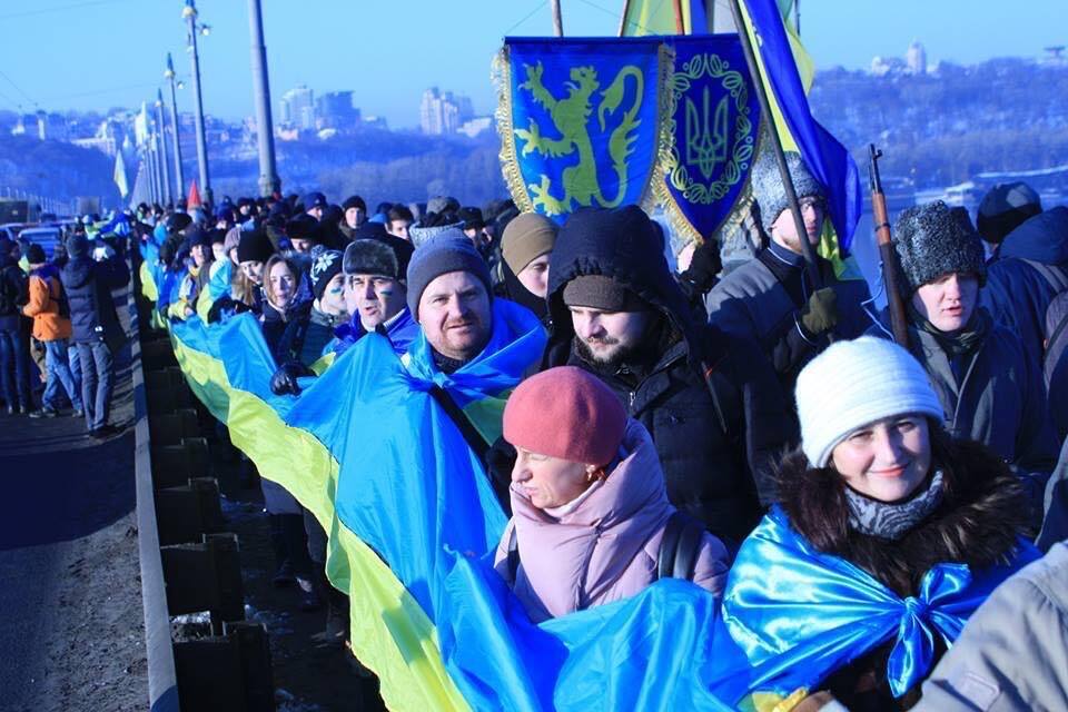 В Киеве на мосту Патона создали "живую цепь" ко Дню Соборности: видео и фото
