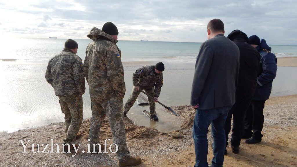 Огромная авиабомба? На пляже под Одессой нашли подозрительный предмет