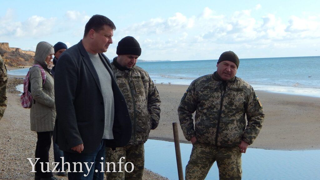Огромная авиабомба? На пляже под Одессой нашли подозрительный предмет