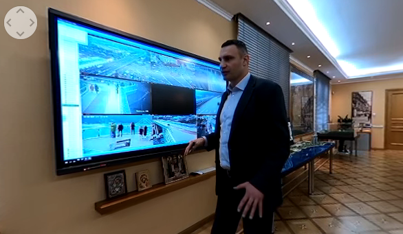 Кличко провел виртуальную экскурсию по своему кабинету