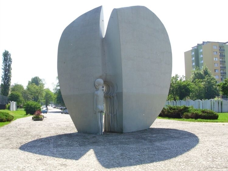 Памятник детям-жертвам Холокоста у бывшего лагеря смерти "Киндер КЦ"