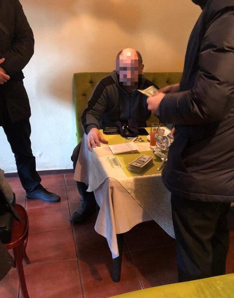 Продавца должности задержали в киевском ресторане
