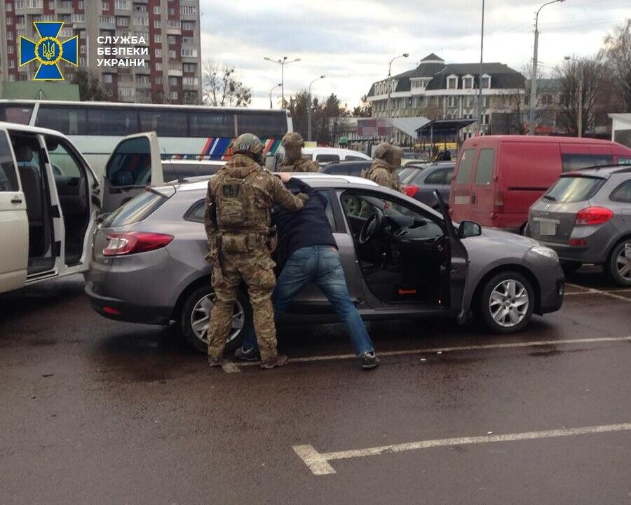 В Ровно задержали преступную группу при попытке сбыта 56 килограммов ртути