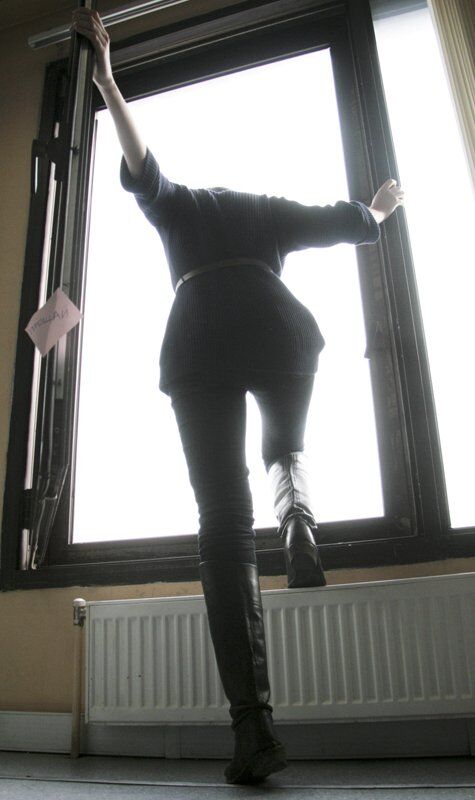 Одеситка наклала на себе руки, вистрибнувши з вікна (ілюстрація)