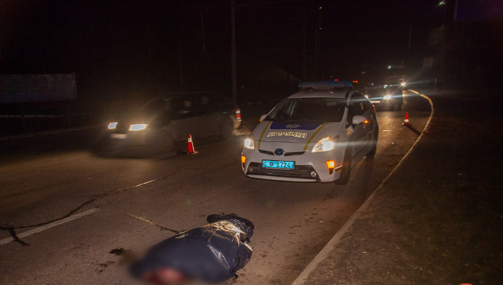 У Дніпрі автомобіль на смерть збив двох пішоходів. Фото і відео 18+