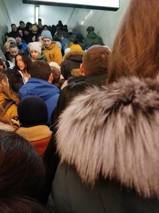 Люди оказались в "ловушке" в метро