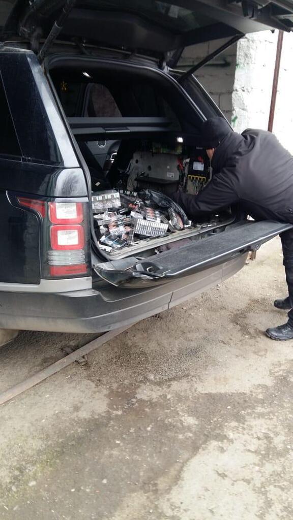 Українця з контрабандою сигарет в Range Rover спіймали на Закарпатті