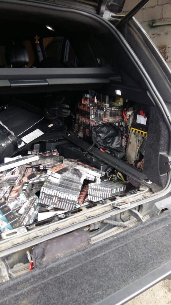 Украинца с контрабандой сигарет в Range Rover поймали на Закарпатье