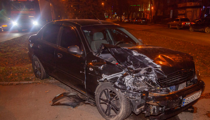 В Днепре Daewoo врезался в автомобиль популярной службы такси. Фото