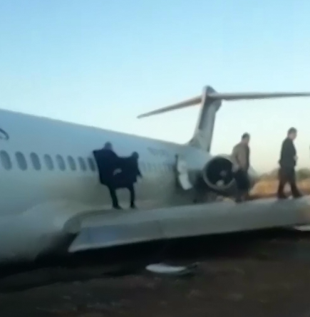 Евакуація пасажирів із літака, що потрапив у НП в Ірані