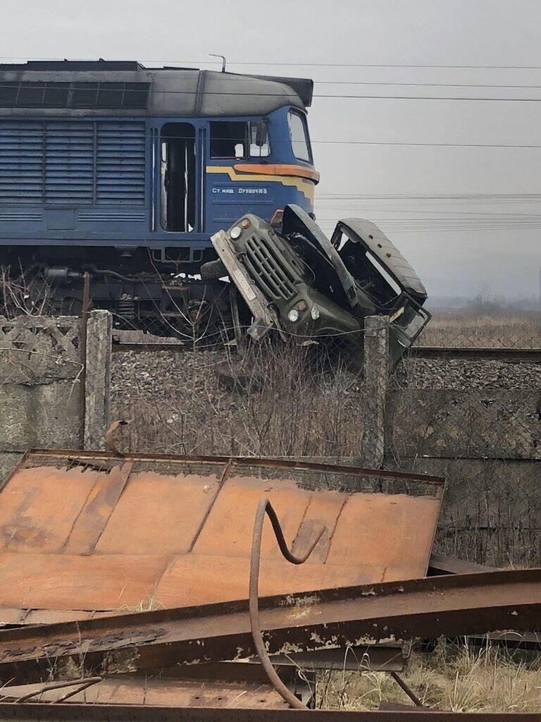 На Закарпатье поезд врезался в грузовик