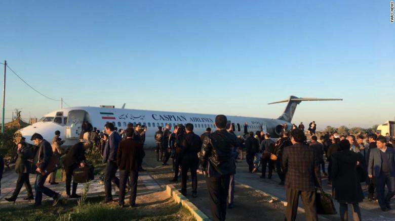 В Иране самолет приземлился посреди улицы