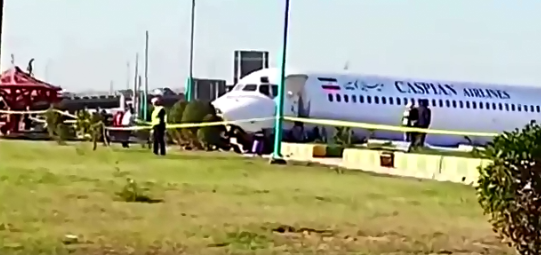 Эвакуация пассажиров из самолета, попавшего в ЧП в Иране