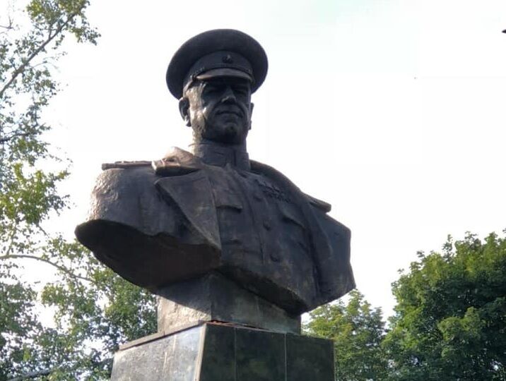 Пам'ятник Жукову в Харкові активісти знесли, а міська влада відновила