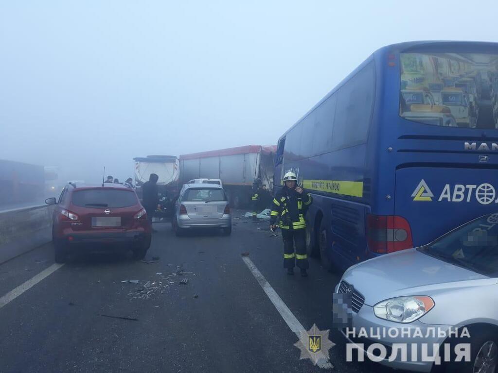 Автобус із людьми та кілька авто потрапили у смертельну ДТП на Одещині