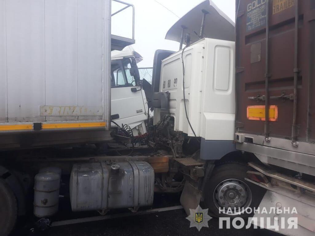 Автобус с людьми и несколько авто попали в смертельное ДТП на Одесщине