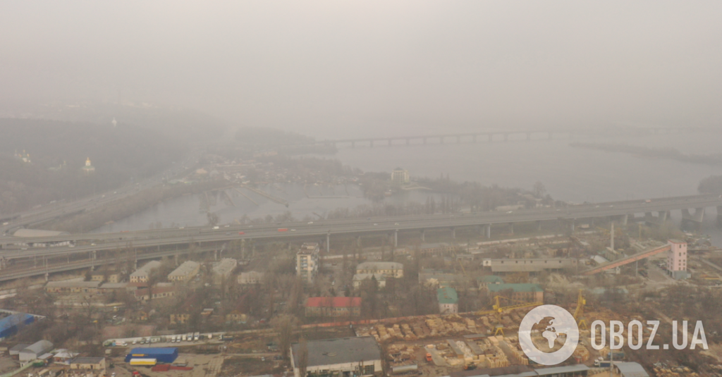 Киев окутал туман