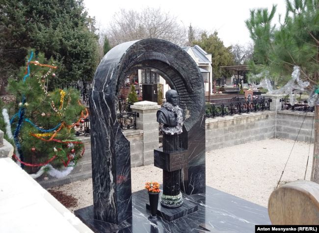 Могила похованого в Севастополі Віктора Януковича-молодшого