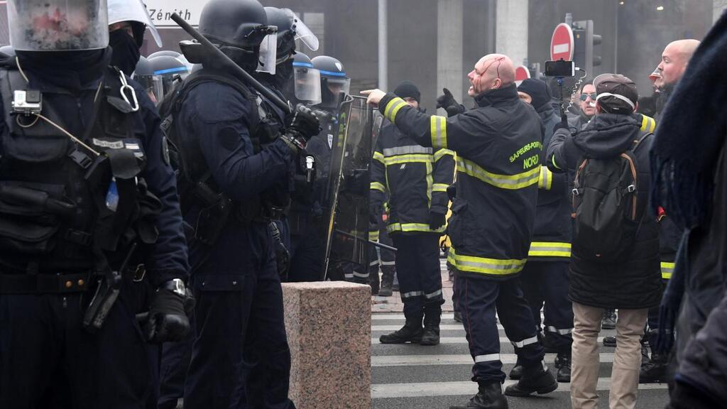 Во Франции пожарные подрались с полицией