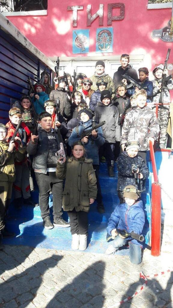 Окупанти в Криму вчать дітей війні