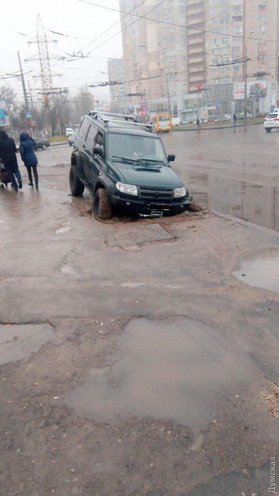 Авто ушло под землю: в Одессе автохам поплатился за парковку